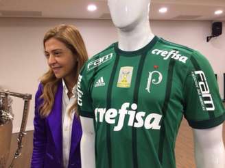 Leila Pereira, dona da Crefisa, e a camisa do Palmeiras com a estrela em homenagem a 1951