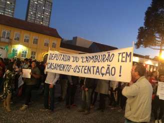 Cerca de 100 pessoas protestaram durante o casamento da deputada estadual Maria Victória (PP), em Curitiba (PR). Ela é membro da base aliada ao governador Beto Richa (PSDB).