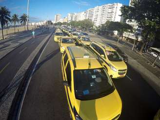Taxistas realizam protesto na Avenida Atlântida, em Copacabana, no Rio de Janeiro (RJ), na manhã desta quinta-feira (27).