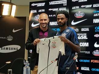 Renê Júnior recebeu a camisa do Corinthians do gerente de futebol Alessandro Nunes (Foto: Guilherme Amaro)