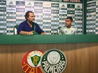 Mattos e Dudu anunciaram a permanência do atacante em entrevista coletiva - FOTO: Fellipe Lucena