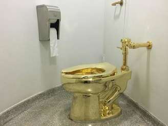 Vaso sanitário de ouro, do artista italiano Maurizio Cattelan