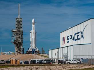 Falcon Heavy prontinho para o lançamento (Reprodução: Business Insider)
