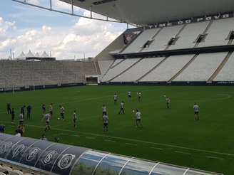 Corinthians treinou na Arena na tarde desta segunda-feira (Foto: Guilherme Amaro)