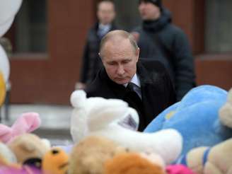 Presidente russo, Vladimir Putin, visita local de incêndio que matou 64 pessoas em Kemerovo.