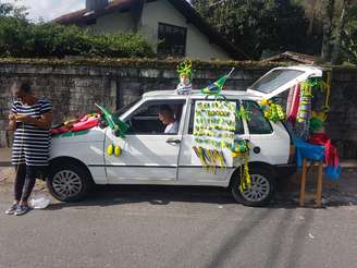 Paulo e Nilza costuram enquanto aguardam os clientes