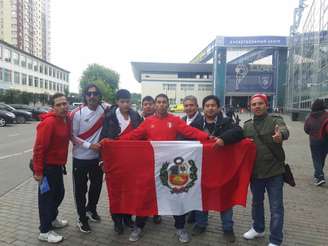 Torcedores Peruanos posam com a bandeira do país na enstrada da Arena Khimki (Carlos Alberto Vieira)