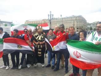 Hassum, de Faraó, posa com seus amigos egípcios e torcedores iranianos