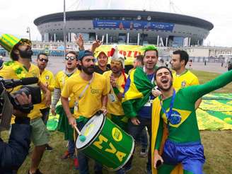 Torcedores vão até a Arena São Petersburgo fazer "um esquenta" na véspera do duelo entre Brasil e Costa Rica (Carlos Alberto Vieira)