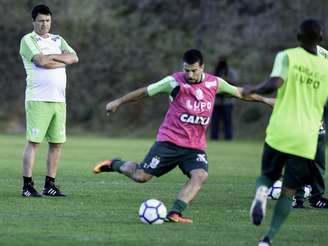 Adilson pode usar volante Christian na lateral direita contra o Bahia (Foto: Mourão Panda / América)