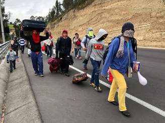 Imigrantes venezuelanos caminham pela estrada equatoriana rumo ao Peru, em Tulcán, Equador  21/8/2018 REUTERS/Andres Rojas