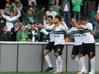 Rafhael Lucas comemora gol do Coxa sobre o Cruzeiro (Foto: Divulgação/Site oficial)