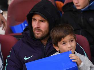 Messi assiste ao jogo do Barcelona com o filho