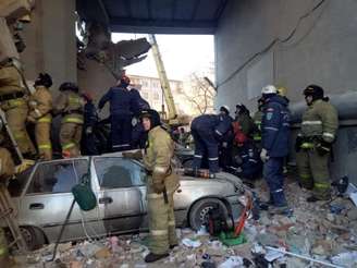 Equipes de resgate buscam sobreviventes após explosão de prédio em Magnitogorsk, na Rússia
