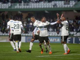 Yan Sasse, ao centro, marcou cinco gols na última temporada e agora jogará pelo Vasco (Foto: Divulgação/ Coritiba)