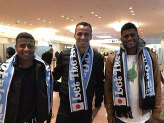Damião ao lado de seus novos companheiros de clube (Foto: Reprodução)