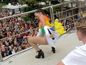 Anitta rebola até o chão durante bloco de carnaval