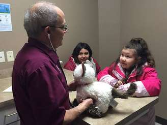 Gato de pelúcia passou por exames de coração e pulmão ao lado da pequena Jazmine.
