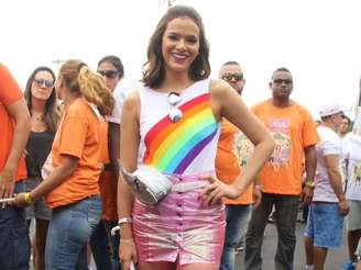 Bruna Marquezine usou um body cavado com estampa de arco-íris com uma saia rosa transparente no Bloco da Favorita de 2017, que rolou no dia 24 de fevereiro de 2017