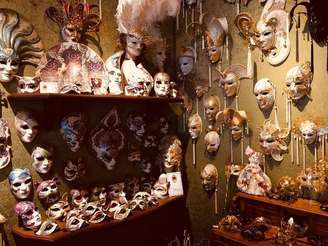 Atelier Marega produz máscaras artesanais desde 1981