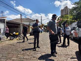 Policiais em frente à escola de Suzano, palco de massacre