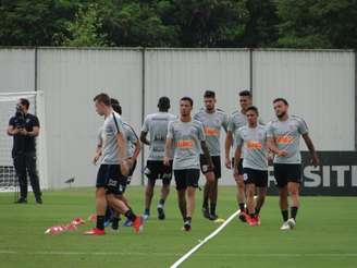 Quem não foi titular contra o Ceará, teve treino normal no CT Joaquim Grava (Foto: Ana Canhedo/Lancepress!)