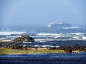 Navio com avaria na costa da Noruega
