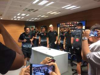 Jogadores do Vasco na sala de imprensa para pronunciamento (Foto: Sérgio Santana/LANCE!)