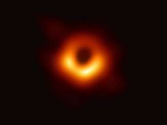 A luz avermelhada da matéria atraída para o buraco negro permitiu observar o fenômeno pela primeira vez