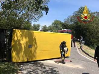 Ônibus escolar tombou em uma curva, mas ninguém ficou gravemente ferido
