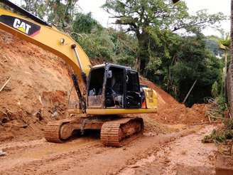 As máquinas conseguiram completar a desobstrução parcial da Estrada do Piúva, reabrindo a passagem após uma semana, em Ilhabela, litoral norte de São Paulo. 