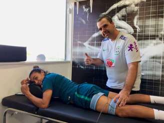 Marta faz tratamento de lesão antes da Copa (Foto: CBF)