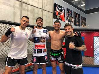 Objetivo de Thiago Moisés (sem camisa) é lutar já neste segundo semestre no UFC São Paulo (Foto: Arquivo Pessoal)