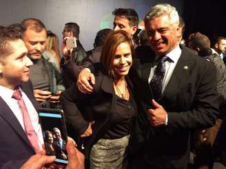 Major Olímpio atende pedido de apoiadora e tira foto após cerimônia de transmissão de cargo do PSL-SP