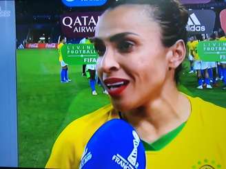 Marta dá entrevista após o jogo contra a França