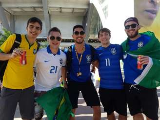 Pietro, de camisa branca, quer que Tite continue na Seleção; Guilherme, de amarelo, prefere que o técnico saia