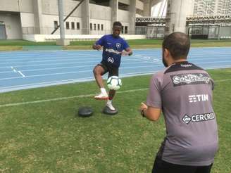 Jonathan em ação durante treinamento no Botafogo (Foto: Divulgação/Botafogo)