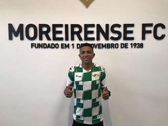 Brasileiro posou com a camisa do novo clube (Foto: Divulgação)