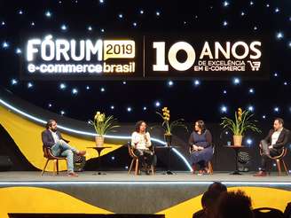 A presidente do Instituto Feira Preta, Adriana Barbosa, palestra no Fórum E-commerce 2019 sobre sua trajetória enquanto empreendedora