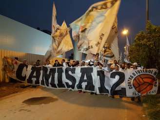 Torcedores apoiam jogadores no embarque do Corinthians em Guarulhos (Foto: Tiago Salazar/Gazeta Esportiva)