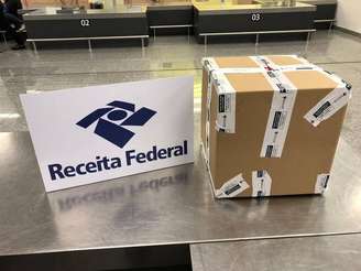 Receita Federal apreende 850 mil euros em uma caixa na Alfândega no Aeroporto Internacional do Galeão