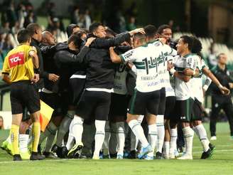 Robson marcou o gol da vitória do Coritiba sobre o Guarani (Foto: Coritiba)
