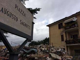 Escombros de prédio destruído por terremoto no centro de Amatrice em 2016