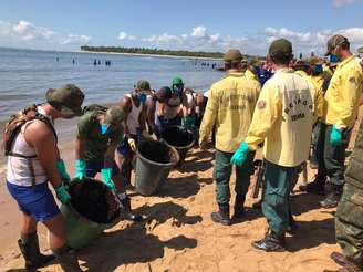 Militares da Marinha e agentes do Ibama trabalham para retirar óleo da foz do rio Jaboatão, em Pernambuco