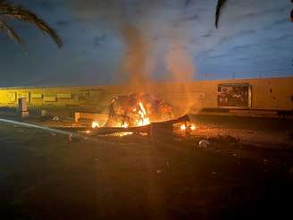 Destroços em chamas em rodovia perto do aeroporto internacional de Bagdá
03/01/2020
Departamento de Mídia da Segurança do Iraque via REUTERS