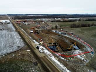 Óleo derramado de uma seção do oleoduto Keystone é visto no condado de Walsh, Dakota do Norte, EUA. 08/11/2019. REUTERS/DroneBase