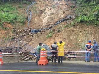 Equipes da Defesa Civil inspecionam estrada atingida por deslizamentos em Peruíbe, litoral sul do Estado  