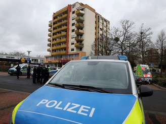 Viatura próximo a bar em Hanau, Alemanha, onde atirador matou nove pessoas 
20/02/2020
REUTERS/Kai Pfaffenbach