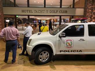 Carro da polícia do Paraguai em frente ao hotel onde Ronaldinho está hospedado em Assunção
04/03/2020
REUTERS/Jorge Adorno