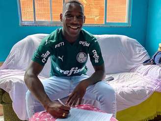 Patrick de Paula assinou o contrato em casa, já que o Palmeiras não está tendo atividades na CT devido à pandemia
